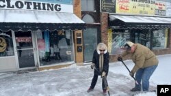 Kerolajn i Den Elvud čiste posle snežne mećave, 22. februar 2023. (Foto: AP/Amancai Biraben)