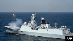 중국이 제작한 파키스탄 해군 054A 프리깃함이 지난 2월 최대도시 카라치 인근 해역에서 훈련 사격하고 있다. (자료사진)