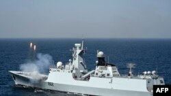 FILE - Kapal Angkatan Laut Pakistan (PNS) Taimur, kapal Tipe 054A yang dirancang dan dibangun untuk Pakistan oleh China, dalam latihan militer di Laut Arab dekat kota pelabuhan Karachi, Pakistan, 13 Februari 2023.