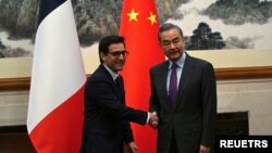 1일 베이징에서 스테판 세주르네 프랑스 외무장관과 왕이 중국 외교부장이 악수를 나누고 있다