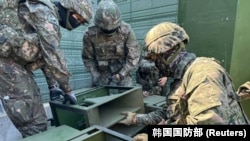 韩国国防部2024年6月9日发布照片显示，韩国士兵在朝韩非军事区附近安装向朝鲜宣传的高音喇叭。