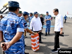 Presiden Jokowi didampingi Menhan Prabowo Subianto, mendengar penjelasan dari KSAU Marsekal Fadjar Prasetyo terkait simulasi dan peragaan pemberian bantuan lewat Udara yang direncanakan akan diberikan kepada rakyat di Gaza (biro setpres)