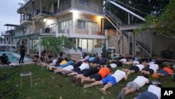 Warga asing asal China, Taiwan, dan Malaysia ditahan atas tuduhan melakukan kejahatan dunia maya dan pelanggaran visa saat penggerebekan di sebuah vila di Tabanan, Bali, 26 Juni 2024. (Kemenkumham-Ditjen Imigrasi via AP)