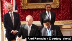 Hayati waziri wa zamani wa mambo ya nje wa Tanzania Bernard Membe wakati wa uhaI wake kulia na nyuma yake ni rais wa zamani wa Tanzania Jakaya Kikwete.