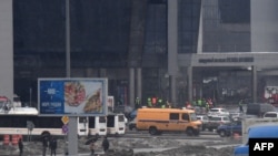 FILE - Sebuah mobil Dinas Keamanan Federal (FSB) diparkir di luar gedung konser Balai Kota Crocus, di lokasi serangan senjata di Krasnogorsk, luar Moskow, 23 Maret 2024. (Olga MALTSEVA / AFP)