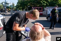 미국 오리건주 살렘 주민이 열사병 증세를 보여 응급 구조대 처치를 받고 있다. (자료사진)