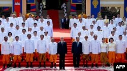 រូបឯកសារ៖ ព្រះមហាក្សត្រព្រះបាទ នរោត្តម សីហមុនី និងសមាជិករដ្ឋាភិបាល ចូលរួមសម័យប្រជុំរដ្ឋសភាលើកទី ១ សម្រាប់នីតិកាលទី ៧ នៅរដ្ឋសភា រាជធានីភ្នំពេញ កាលពីថ្ងៃទី ២១ ខែសីហា ឆ្នាំ ២០២៣។ 