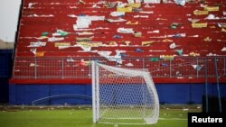 FOTO FILE: Sebuah tiang gawang setelah kerusuhan usai pertandingan sepak bola antara Arema vs Persebaya di stadion Kanjuruhan di Malang, provinsi Jawa Timur, 2 Oktober 2022. (REUTERS/Willy Kurniawan/File Foto)