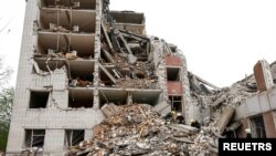 17일 우크라이나 도시 체르니히우에서 러시아 군의 미사일 공격으로 파손된 건물 내부를 구조대원들이 수색하고 있다.