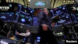 FILE: Para pialang saham di lantai Bursa Efek New York (NYSE), New York, AS, 16 Maret 2023. (REUTERS/Brendan McDermid)