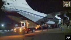 Picha hii inaonyesha inaonyesha wanajeshi wa Russia wakipakua vifaa kwenye ndege ya kijeshi ya mizigo kwenye kambi ya jeshi la anga mjini Niamey, Aprili 10, 2024. Picha ya AP