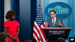 존 커비 미국 백악관 국가안보회의(NSC) 전략소통조정관(오른쪽)이 2일 브리핑을 하고 있다. 왼쪽은 카린 장-피에르 백악관 대변인.