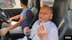 K.C. Gupta, showing his finger marked with the indelible ink that is placed on a voter's hand to denote they have cast their ballot, said at the polls in New Delhi on May 25, 2024, he hopes the next government in India will do more to improve people's lives. (Anjana Pasricha/VOA)