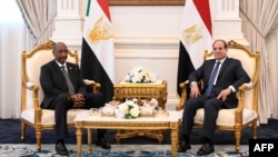 압델 파타 부르한(왼쪽) 수단 군부 최고 지도자와 압델 파타 엘시시 이집트 대통령이 29일 이집트 지중해 연안도시 엘알라메인에서 회동했다.