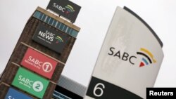 រូប​ឯកសារ៖ ស្លាកសញ្ញា​និង​ឈ្មោះ​ប៉ុស្តិ៍​របស់​បណ្តាញ​ផ្សាយ​រដ្ឋ​របស់​ប្រទេស​អាហ្វ្រិក​ខាង​ត្បូង SABC នៅ​ទី​ក្រុង Johannesburg ប្រទេស​អាហ្វ្រិក​ខាង​ត្បូង កាល​ពី​ថ្ងៃ​ទី​១ ខែ​កញ្ញា ឆ្នាំ​២០២០។