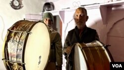 Khair Ullah Mughal and his brother Habeeb Ullah Mughal move through several localities of Srinagar city in the Indian side of Kashmir in order to wake people up for Suhoor. (Picture by Wasim Nabi for VOA)