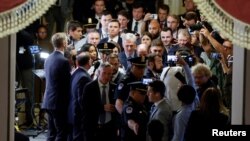 Predsjedavajući Zastupničkog doma američkog Kongresa Kevin McCarthy vraća se u ured nakon što je izglasan prijedlog da napusti mjesto predsjedavajućeg.