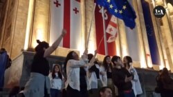 ბოლო ზარი პარლამენტის წინ