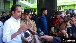 Presiden Joko Widodo memastikan Pilkada akan tetap berjalan baik pasca pemberhentian Ketua KPU Hasyim Asy'ari oleh DKPP. Presiden bicara di sela-sela kunjungan kerja ke Rumah Sakit Umum Daerah (RSUD) Kabupaten Sinjai, Provinsi Sulawesi Selatan, Kamis, 4 Juli 2024. (Biro Setpres)