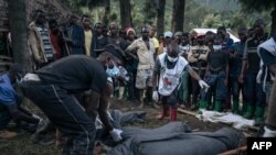 콩고민주공화국 홍수·산사태 현장에서 적십자위원회 관계자들이 시신을 수습하고 있다. 