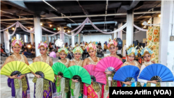Warna-warni indah para penari di Cultural Holiday Event. (Foto: VOA/Ariono Arifin)