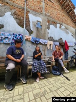 Prof. Rachel Rinaldo melakukan wawancara di sebuah kampung di Yogyakarta bersama asisten riset Pradigto Utomo.