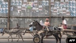 Plus de sept millions de Sénégalais sont appelés dimanche à élire leur cinquième président lors d'un scrutin totalement indécis, et exceptionnel à bien des égards.