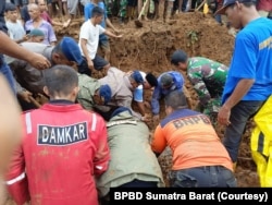 Sedikitnya 28 orang meninggal dalam bencana banjir dan tanah longsor di Pesisir Selatan, Sumatra Barat.Operasi pencarian dan penyelamatan dihentikan pada Minggu (17/3). (Foto: Courtesy BPBD Sumatra Barat)