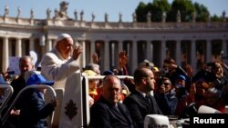 25일 프란치스코 로마 가톨릭 교황 바티칸에서 '카톨릭 행동' 회원들에게 인사를 하고있다.