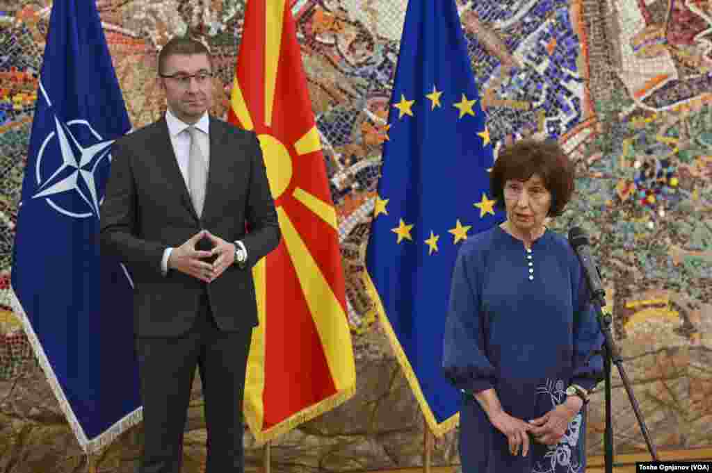 Претседателката Гордана Сиљановска - Давкова му врачи го мандатот за формирање влада на лидерот на ВМРО-ДПМНЕ, Христијан Мицкоски