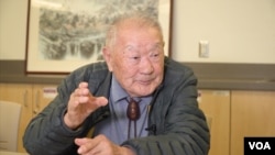 평안남도 대동군 출신 97세 이산가족 진기찬 할아버지가 VOA 김영권 기자와 인터뷰하고 있다.