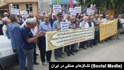 تجمع بازنشستگان مخابرات در شهر مشهد؛ روز دوشنبه اول خرداد. 