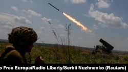 Anggota pasukan Ukraina menembakkan roket ke arah tentara Rusia di dekat garis depan pertempuran di wilayah Zaporizhzhia pada 25 Juni 2023. (Foto: Radio Free Europe/Radio Liberty/Serhii Nuzhnenko via Reuters)