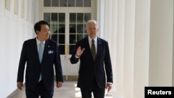 조 바이든 미국 대통령과 윤석열 한국 대통령이 26일 정상회담에 앞서 백악관 경내를 함께 걷고 있다.