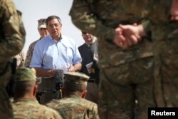 ლეონ პანეტა, აშშ-ის თავდაცვის მდივნის რანგში, 2012 წელს, ავღანეთში ქართველ ჯარისკაცებს შეხვდა.