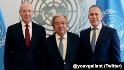 از راست: گیلعاد اردان سفیر اسرائیل در سازمان ملل، آنتونیو گوترش دبیرکل سازمان ملل متحد و یوآف گالانت وزیر دفاع اسرائیل 