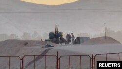 19일 이란 이스파한 자르단잔 지역의 핵 시설에서 군인들이 경비를 서고 있다.