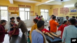 People suffering from heat related ailments crowd the district hospital in Ballia, Uttar Pradesh state, India, June 20, 2023.