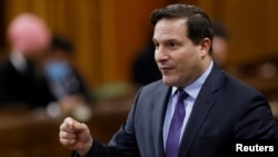 资料照片-- 加拿大公共安全部长马可·门迪奇诺 (Marco Mendicino) 于 2022 年 11 月 29 日在加拿大安大略省渥太华议会山下议院的提问期间发表讲话。