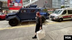 Pada hari peringatan 35 tahun Pembantaian Tiananmen, polisi Hong Kong menempatkan kendaraan lapis baja di jalan seberang Sogo Department Store di Causeway Bay. (Foto: VOA)