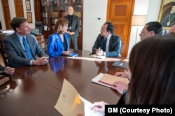 Birleşmiş Milletler (BM) Genel Sekreteri Antonio Guterres’in Kıbrıs Özel Temsilcisi Maria Angela Holguin (mavi ceketli)