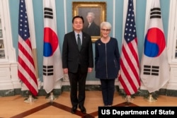 웬디 셔먼 미국 국무부 부장관과 조현동 한국 외교부 1차관이 지난 2월 워싱턴 국무부 청사에서 회담했다.