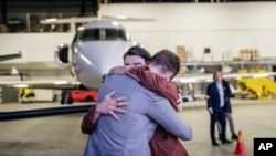 یوهان فلودروس پس از آزادی از زندان در ایران، در فرودگاه آرلاندا به خانواده‌اش پیوست. استکهلم، سوئد - ۲۶ خرداد ۱۴۰۳