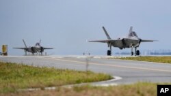21일 미한 '을지프리덤실드' 연합연습에 참가한 한국 공군 소속 F-35A 전투기들이 활주로 위를 이동하고 있다.