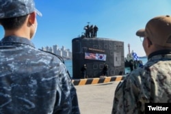 미 해군 7함대는 25일 자체 트위터에 “로스앤젤레스(LA)급 고속 공격 잠수함 ‘스프링필드함(SSN 761)’이 23일 부산항에 입항했다”며 한국 해군의 환영을 받는 스프링필드함과 승조원의 모습이 담긴 사진을 공개했다.