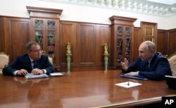 Ruski predsjednik Vladimir Putin u razgovoru sa predsjedavajućim VTB Banke Andrejem Kostinom u Moskvi, 27. novembra 2023. (Foto: AP/Mikhail Klimentyev/Sputnik/Kremlin Pool)