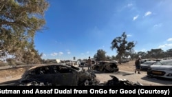 古特曼和杜代在音乐节大屠杀现场的废墟中。（照片受访者提供）