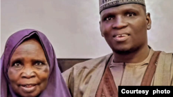 Rarara, dama da mahaifiyarsa, hagu (Instagram/Daudakahuturarara)