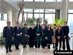 줄리 터너 미 국무부 북한인권특사가 20일 런던의 미국대사관에서 영국 내 탈북민들과 만났다. 사진 = Jihyun Park-박지현 / X.