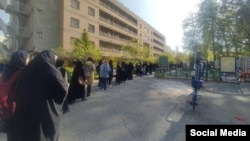 آرشیو- صف تشخیص هویت دانشجویان دانشگاه الزهرا برای کنترل پوشش آنها و اعمال حجاب اجباری